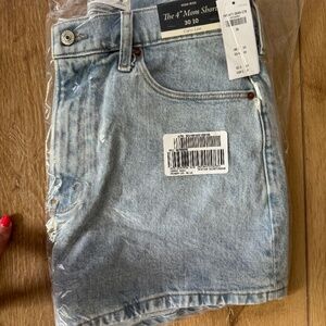 BRAND NEW Abercrombie Curve Love High Rise 4" Mom Short in color Medium, Size 30
